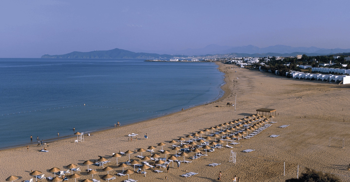 Le sable et la mer Méditerranée à Tamuda Bay